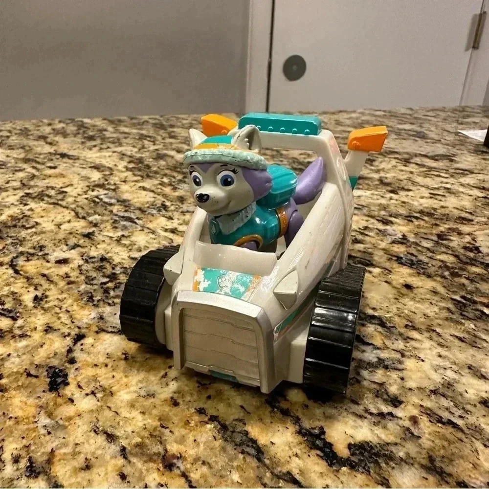 4 Paw Patrol‎ figures including Everest and vehicle